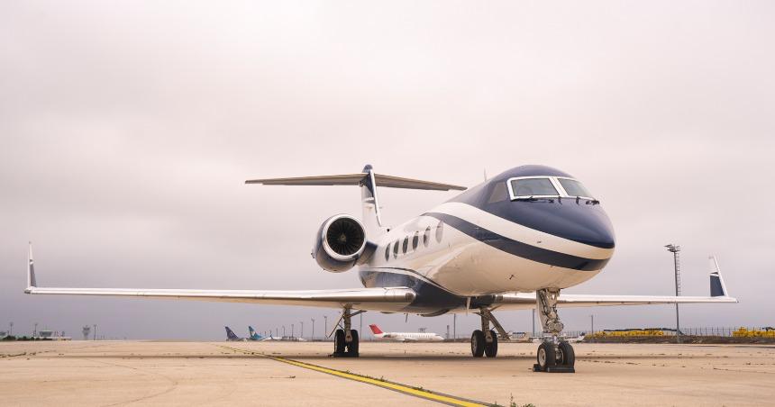 Privatjet auf dem Rollfeld